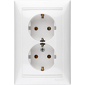 Розетка двухместная Valena скрытой установки с заземлением без шторок 16А в сборе белый 774400 Legrand