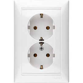 Розетка двухместная Valena скрытой установки с заземлением без шторок 16А в сборе белый 774400 Legrand