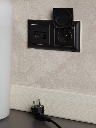 Изображение товара Розетка 1-местная с заземлением и защитными шторками 16А IP20 IEK BRITE