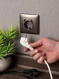 Лицевая панель для розетки одинарной с 2 USB Валенсия с заземлением 16А+2,1А+2,1А со шторками графит ESR16-L-028-60-2 USB EKF PROxima