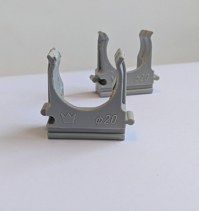 Изображение товара Скоба  ф20мм Держатель труб с защелкой Полистирол серый ELO102051000004 Turmalion